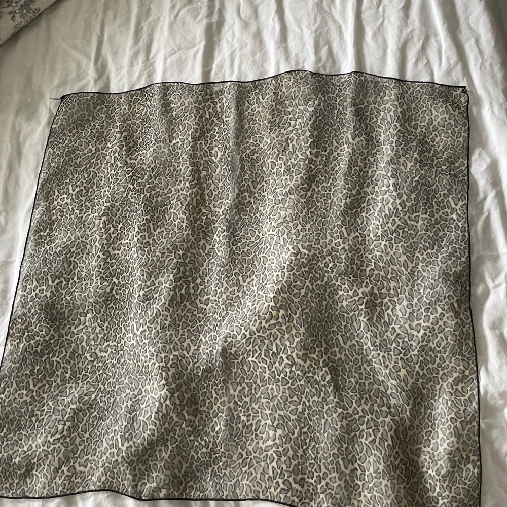 Leopard print scarf - Picture 2 of 2